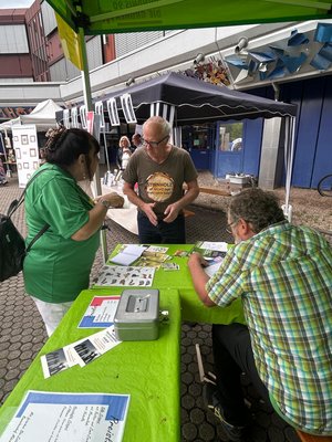 Menschen am Grünen Stand