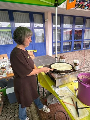 Grüne Parteimitglieder beim Crêpe backen
